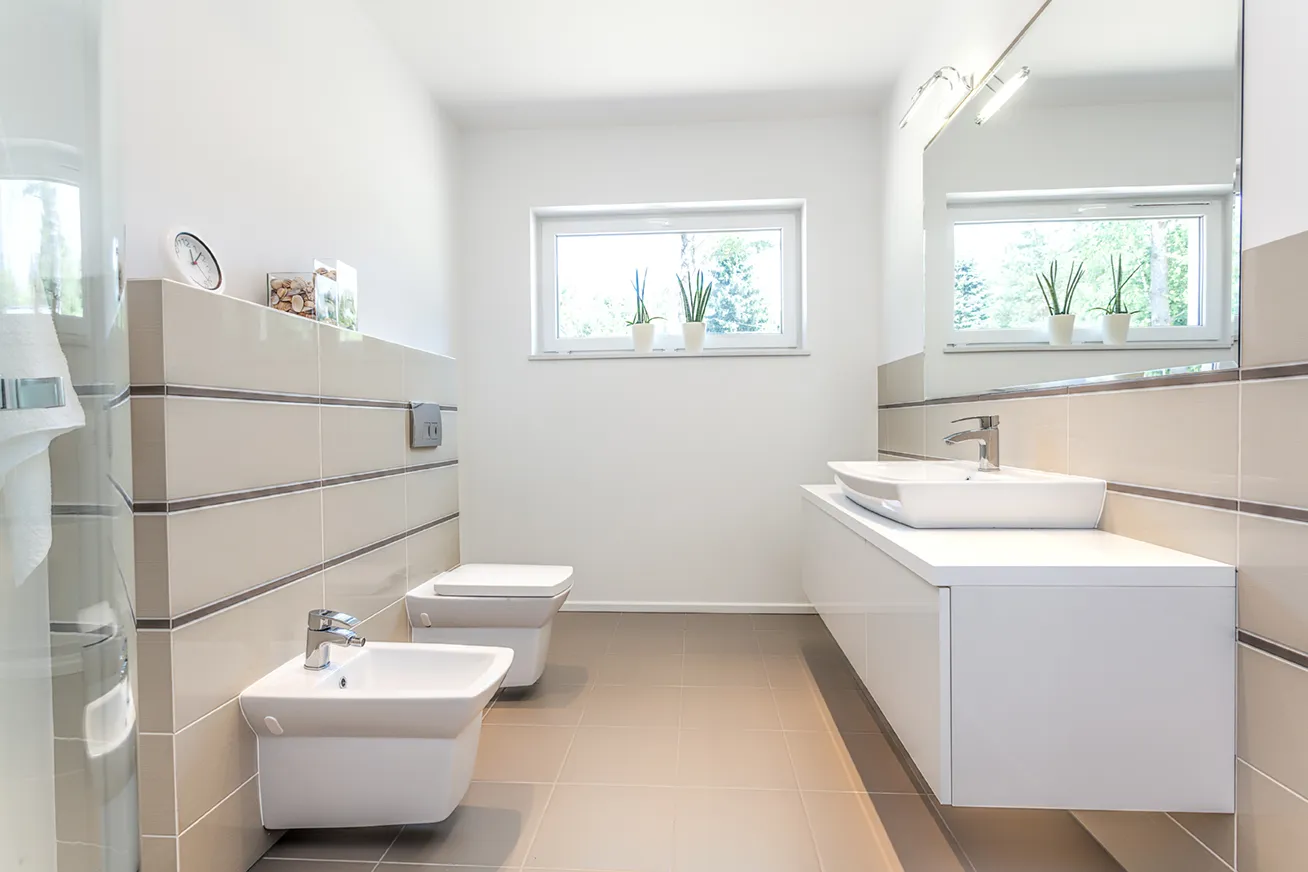 Badezimmer mit Waschtisch aus Massivholz