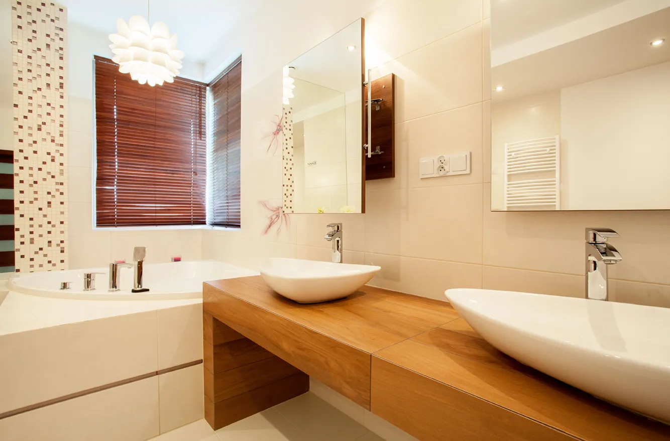 Badezimmer mit Waschtisch aus hellem Holz