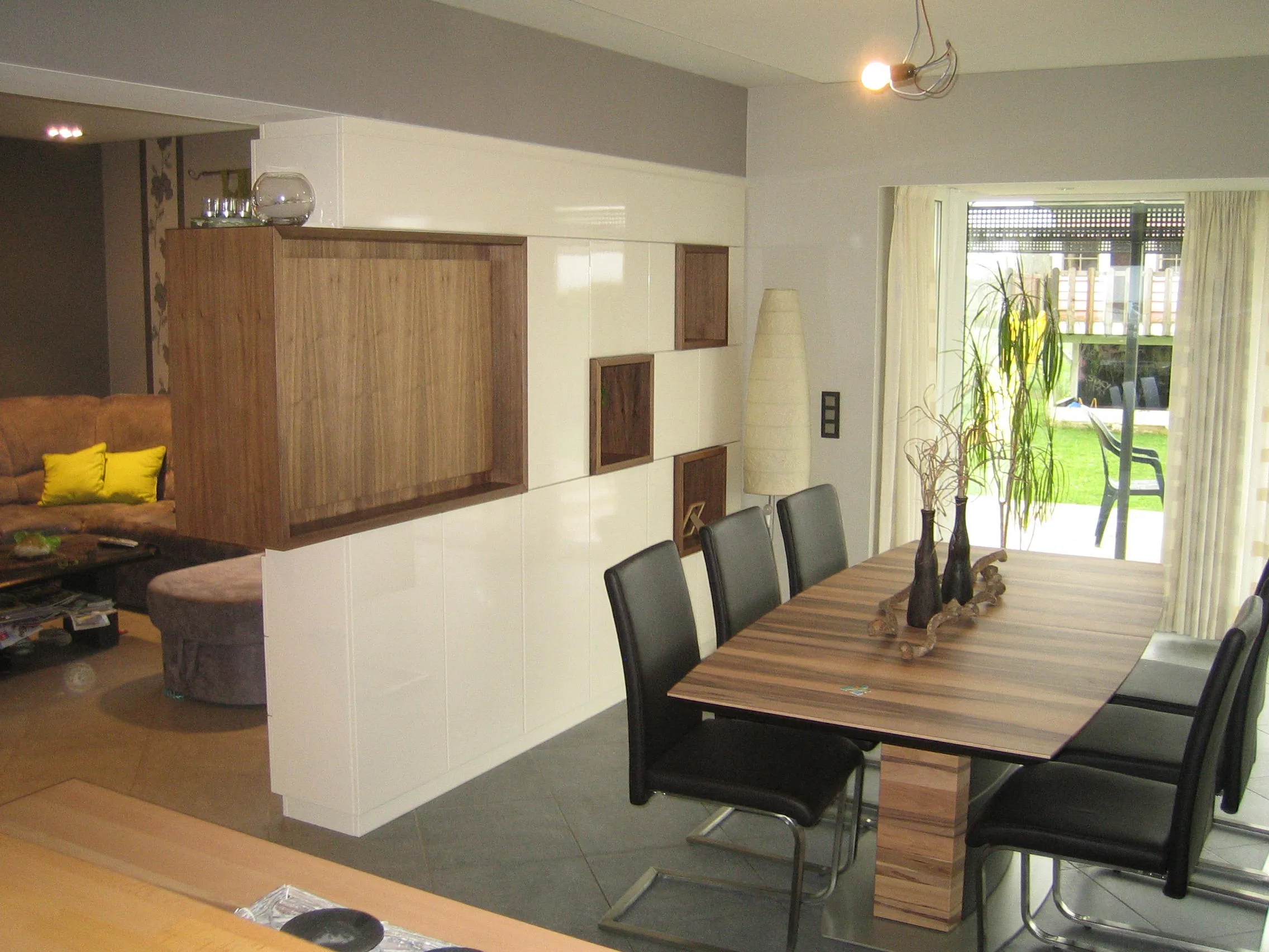 Esszimmer mit maßgefertigtem Raumteiler aus Holz