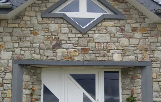Haus mit neuem Eingang und Garagentor