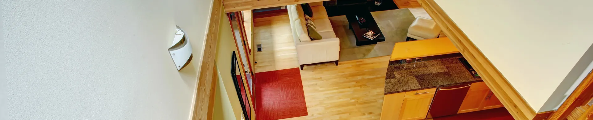 Ausgebauter Dachboden mit hellem Holz