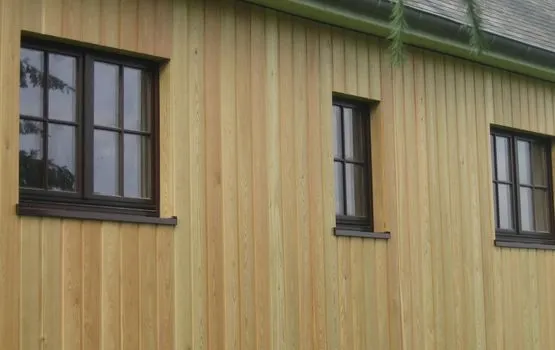 Holzfassade mit modernen Fenstern
