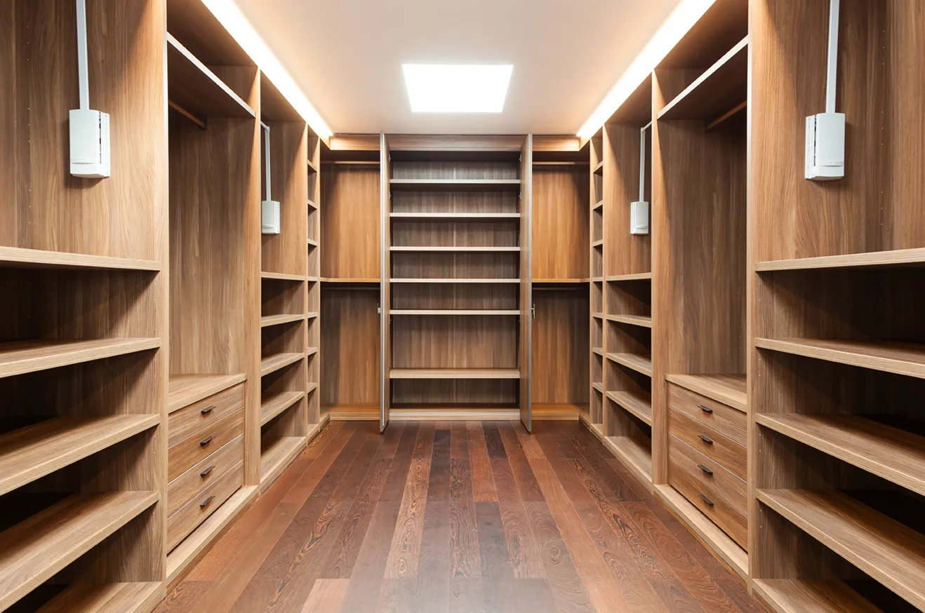 Begehbarer Kleiderschrank aus Eiche mit Beleuchtung