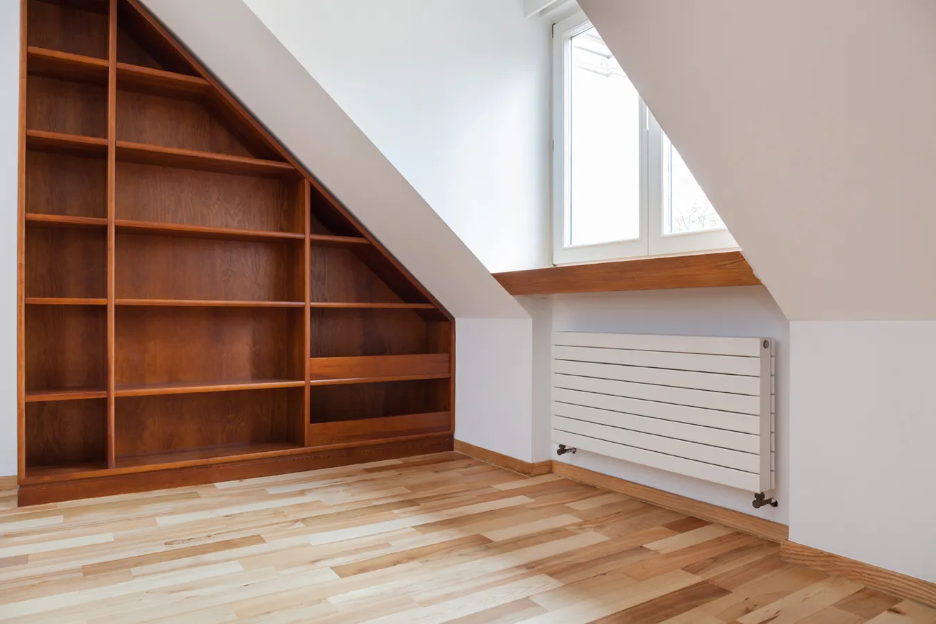 Maßgefertigtes Bücherregal unter einer Dachschräge