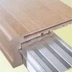 Oberfläche einer Massivholzstufe