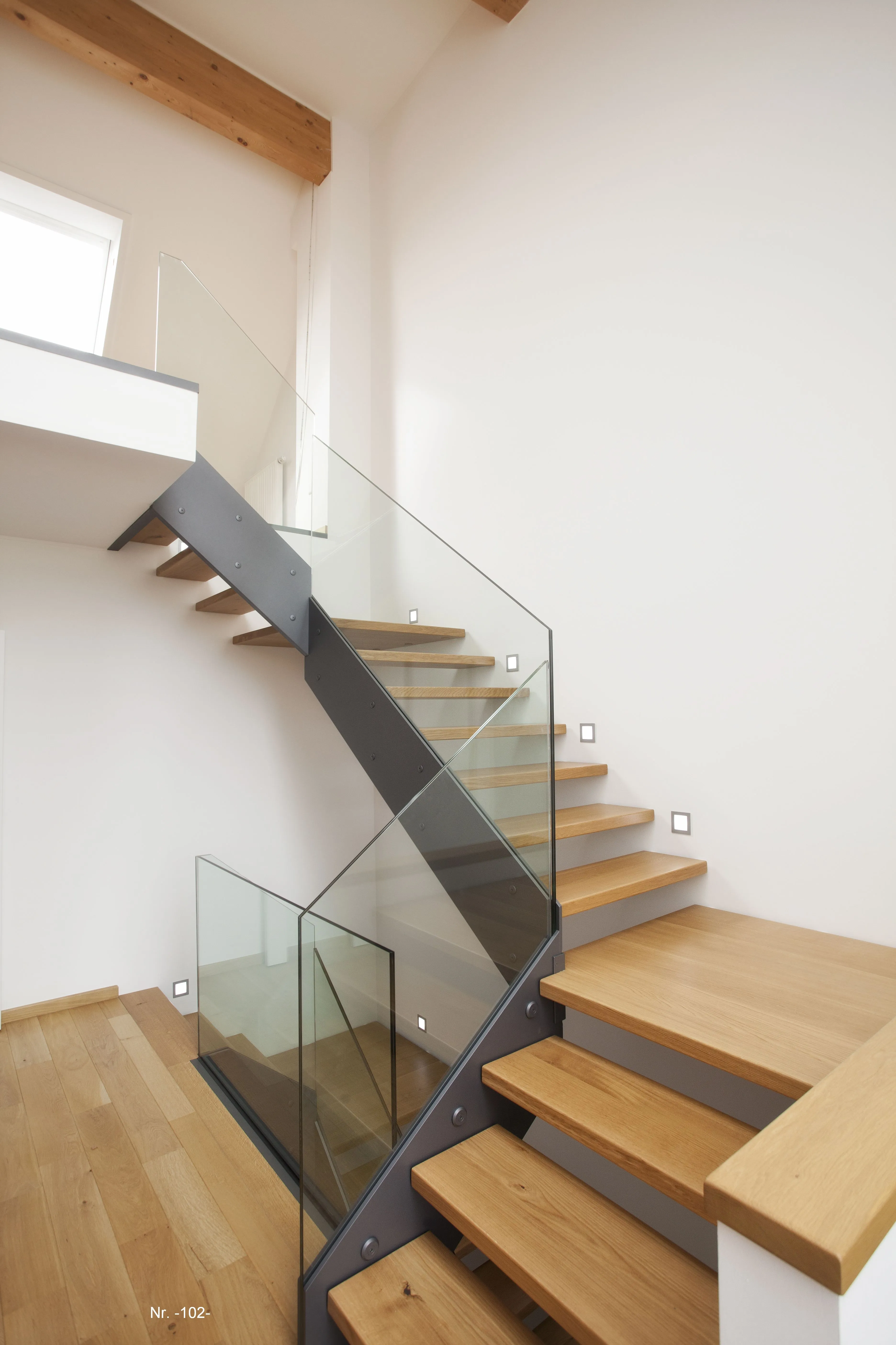 Moderne Designtreppe mit Glasgeländer