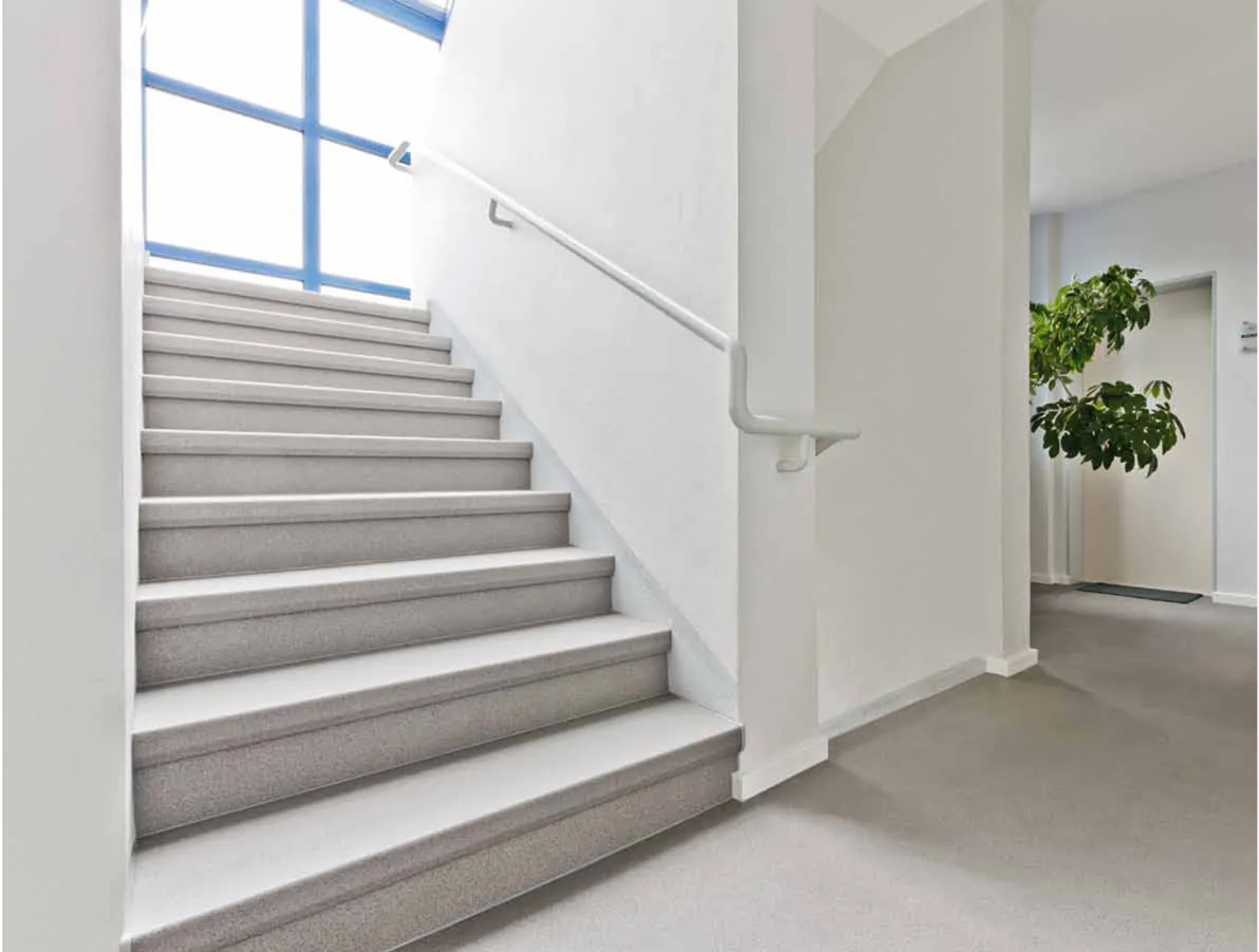 Helle Vinyl-Treppe in einem Treppenhaus