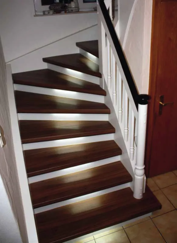 Gewendelte Treppe mit beleuchteten Stufen
