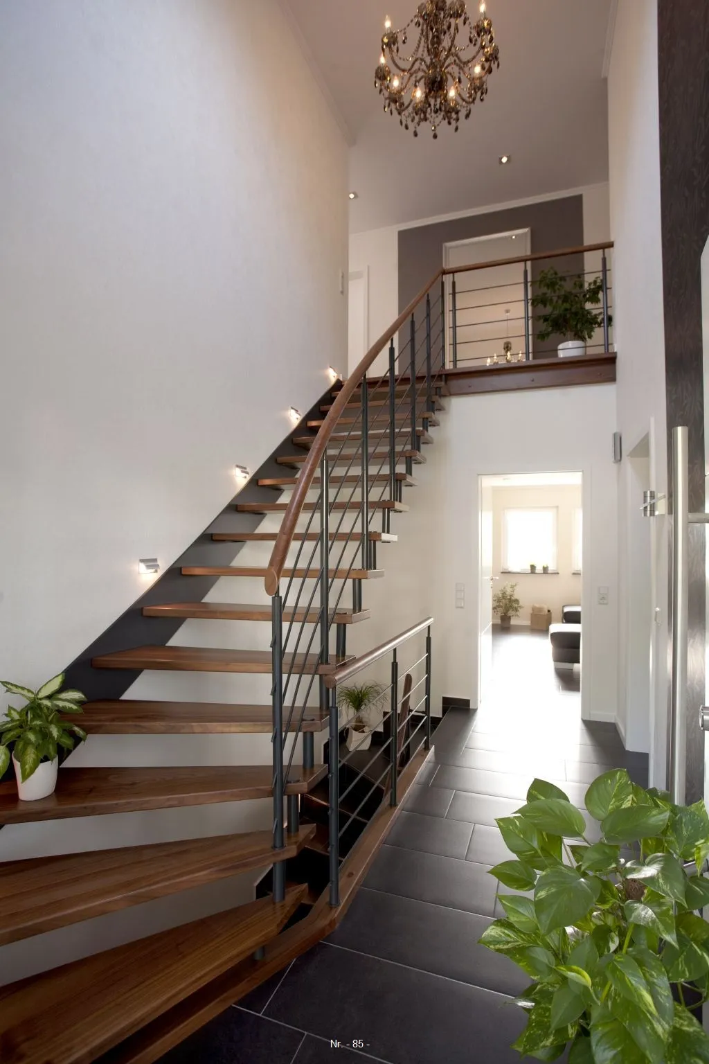Holztreppe in modernem Flur