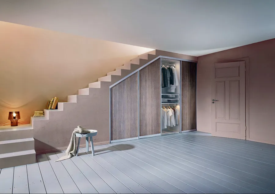 Offener Wohnraum mit neu gebauter Holztreppe