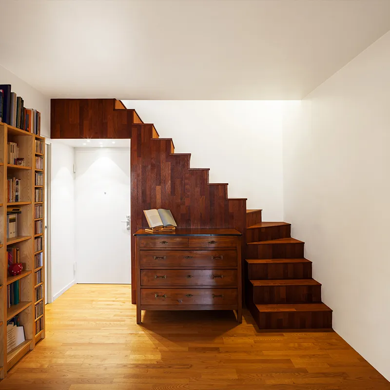 Treppe mit eingebautem Bücherregal