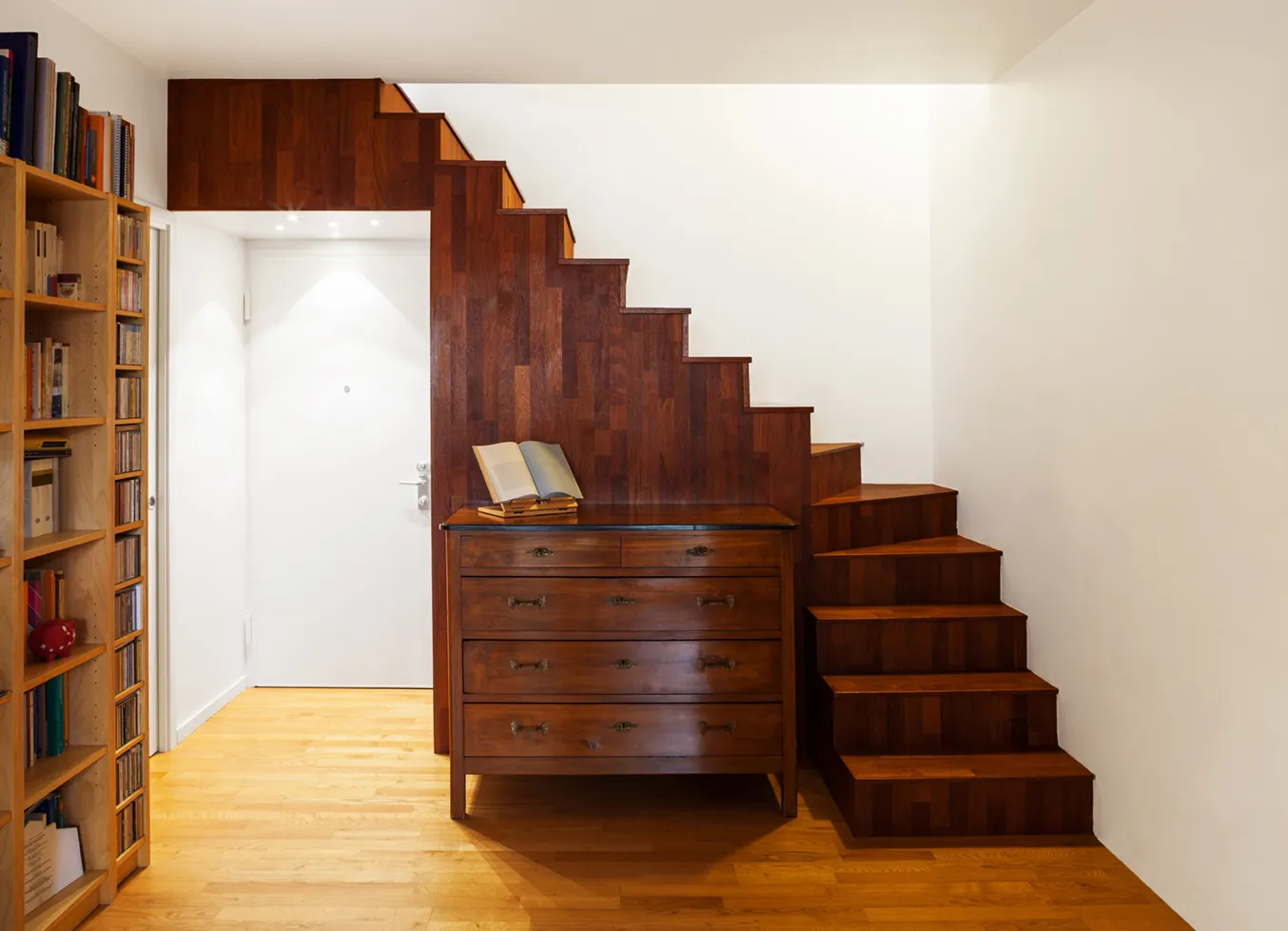 Treppe mit integrierter Kommode und Schrank