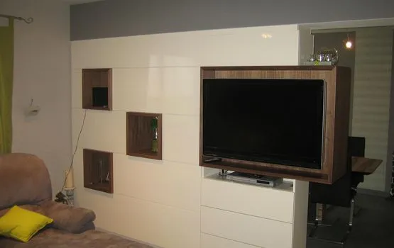 TV-Wand aus Nussbaumholz