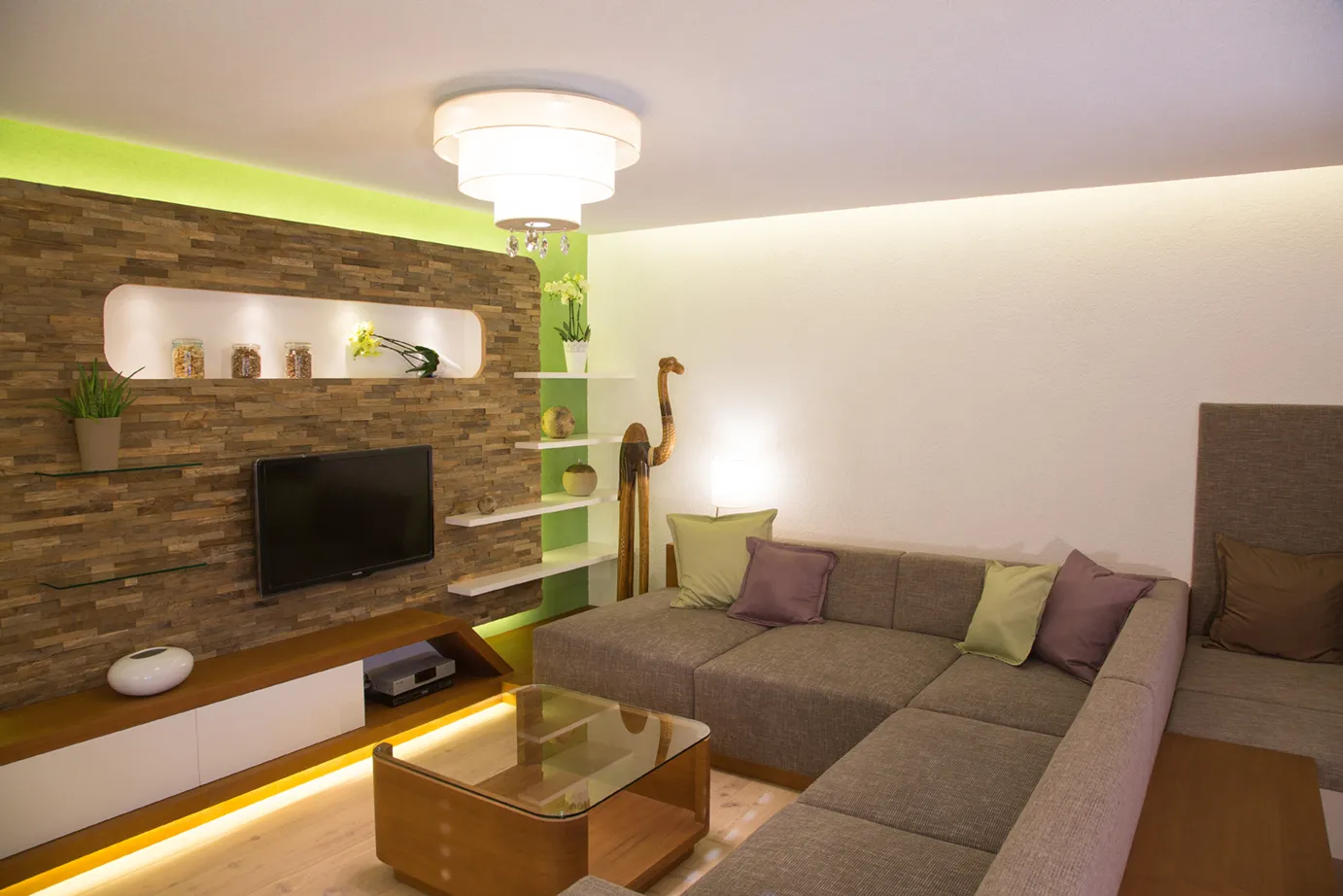 Fernsehwand mit Steinrelief und Holzelementen
