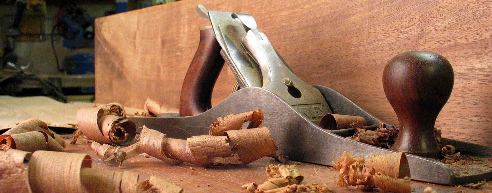 Handhobel und Holzspäne auf der Werkbank