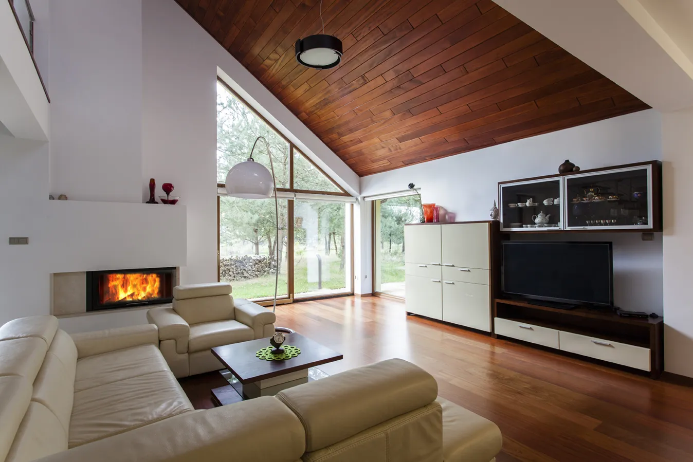 Wohnzimmer mit Dachschräge und Kamin